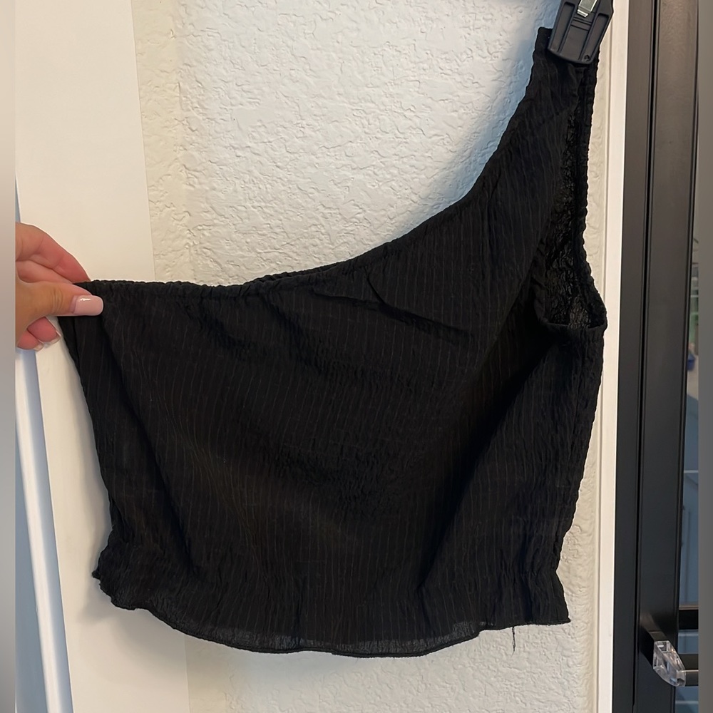 black one shoulder crop top
